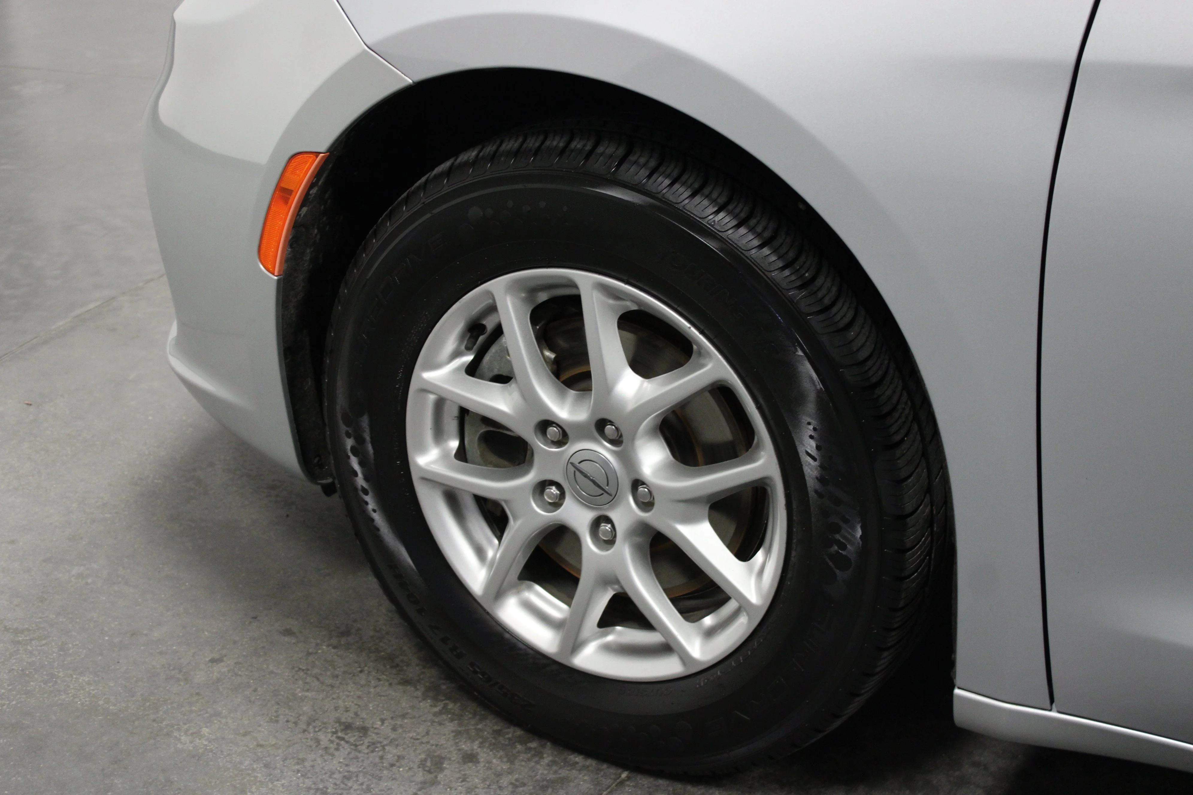 Used 2023 Silver Mist Clearcoat Chrysler Touring L image 10