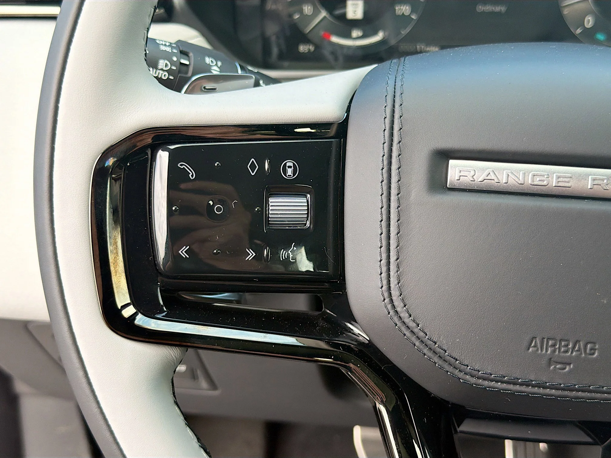 New 2026 Santorini Black Land Rover Dynamic SE image 38