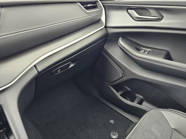New 2025 Silver Zynith Exterior Paint Jeep Altitude X image 26