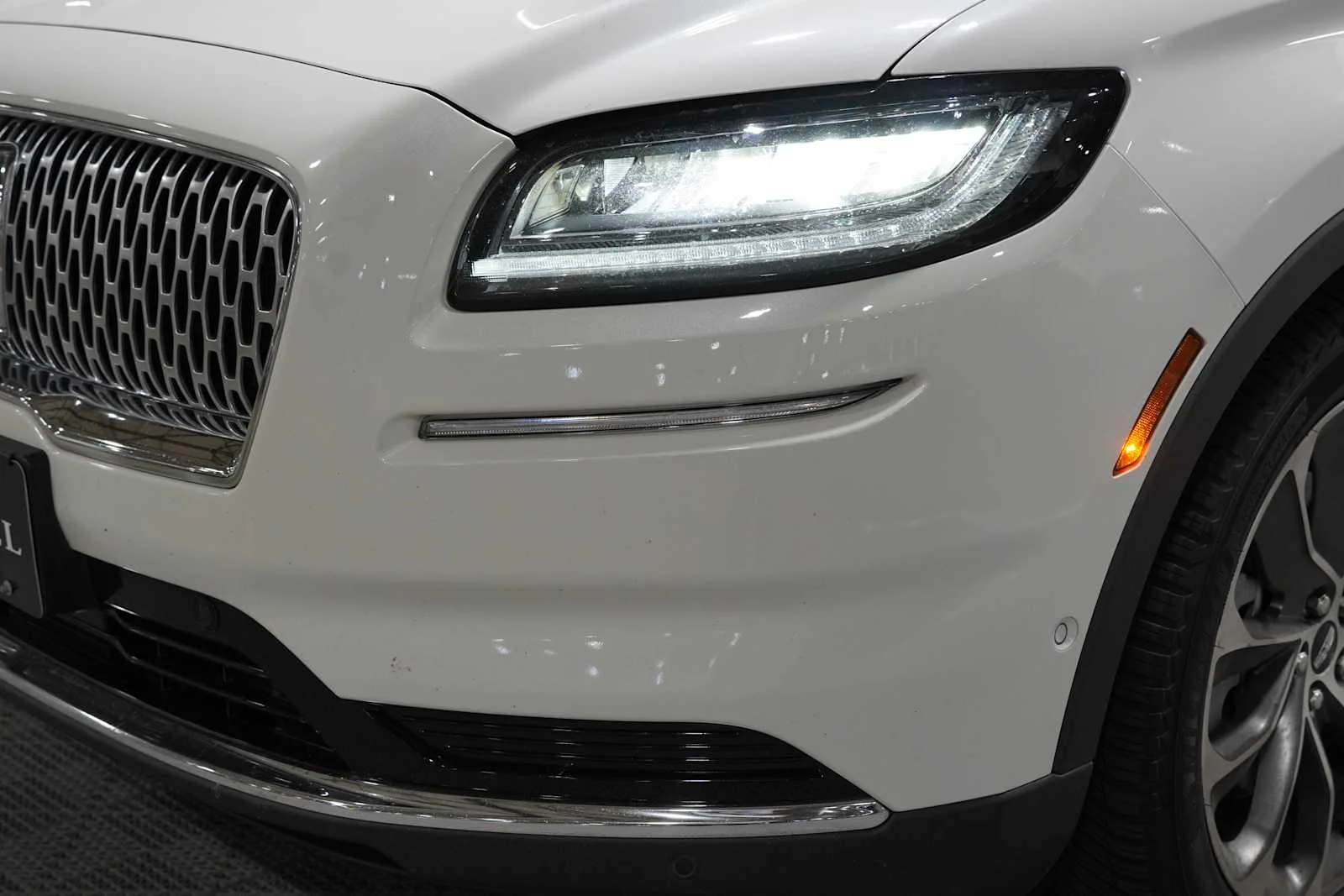 Used 2023 Pristine White Metallic Tri-Coat Lincoln Reserve image 7