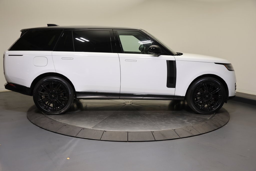 New 2027 Fuji White Land Rover SE image 6
