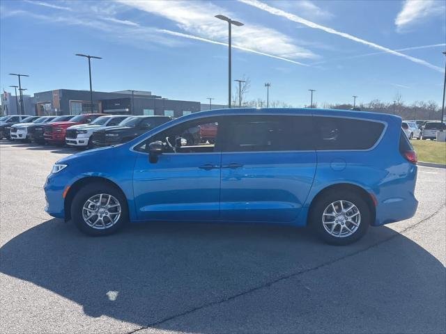 New 2026 Hydro Blue Pearl-Coat Exterior Paint Chrysler Select image 5