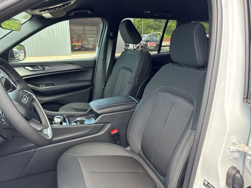 New 2026 Bright White Clear-Coat Exterior Paint Jeep Laredo image 24