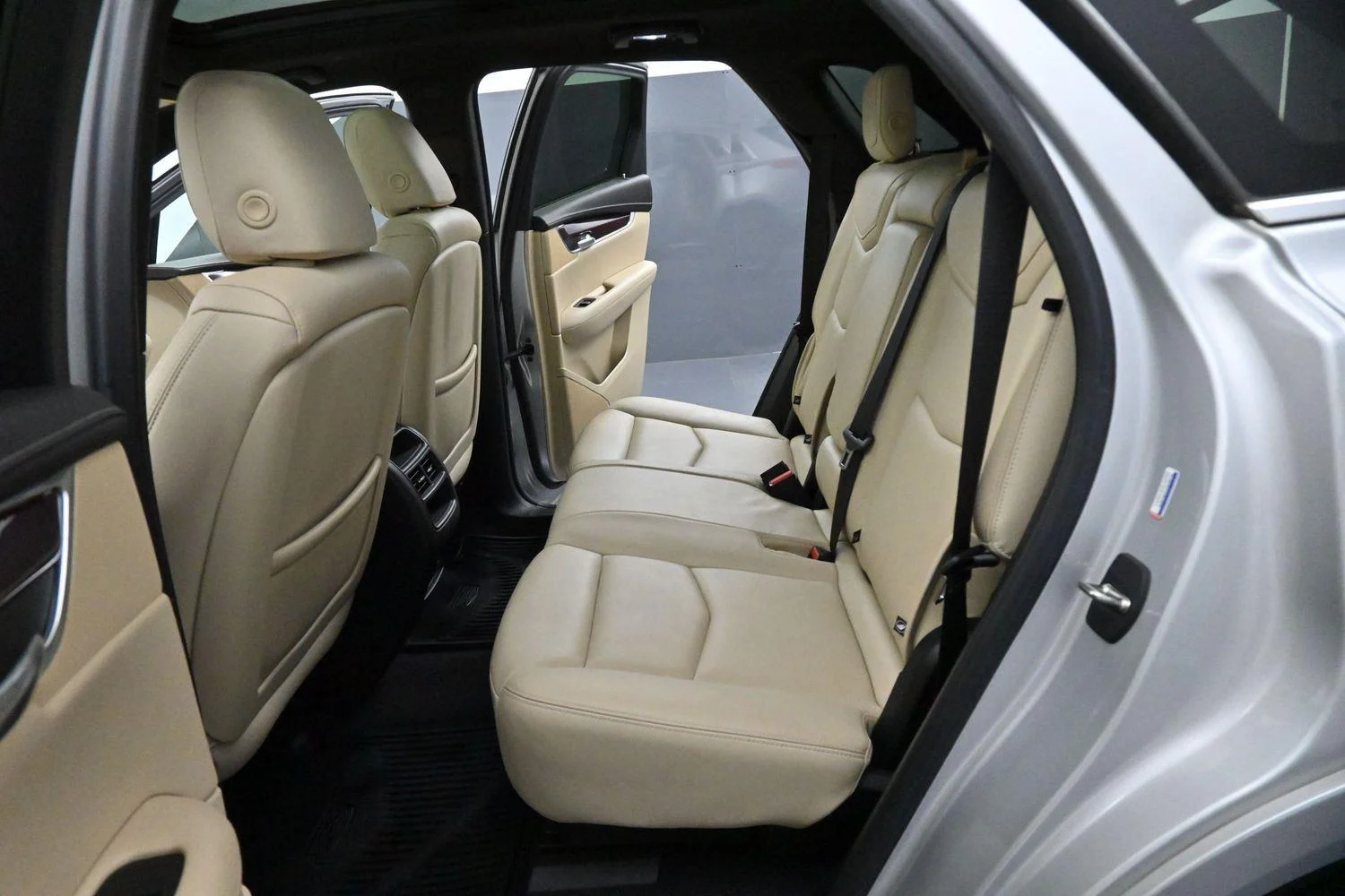 Used 2019 RADIANT SILVER METALLIC Cadillac Luxury FWD image 31