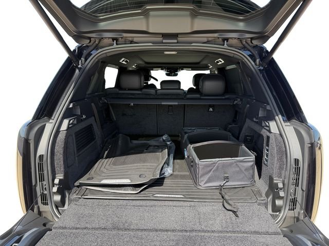 New 2026 Santorini Black Land Rover SE image 18