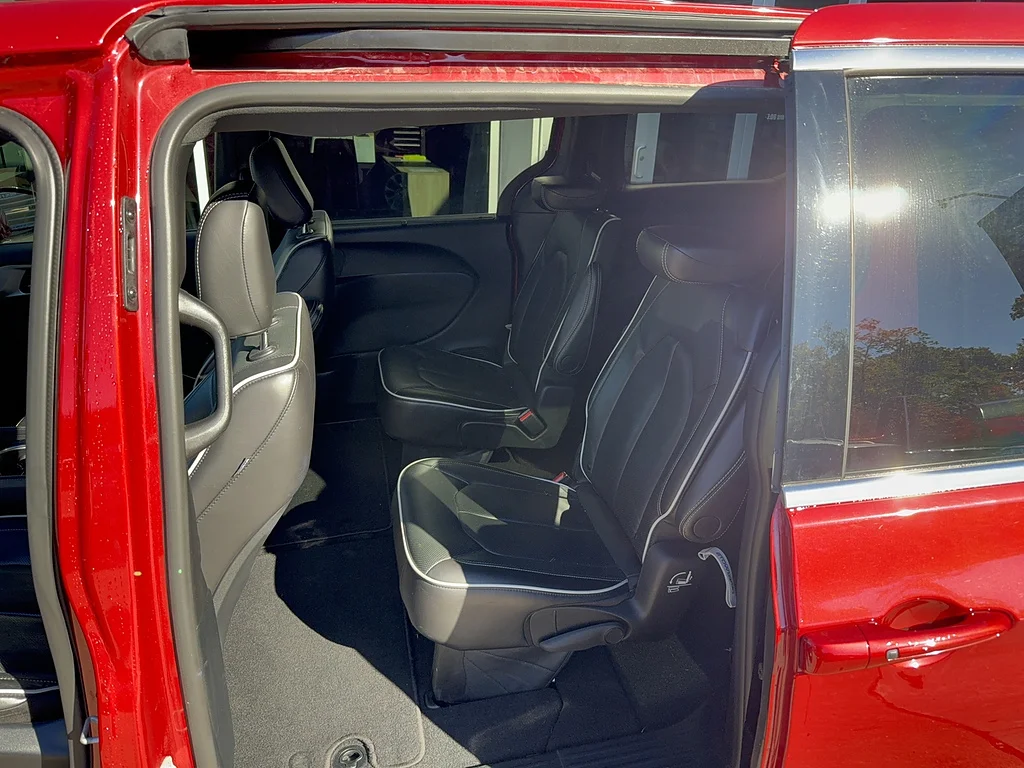 Used 2026 Red Hot Pearl Coat Chrysler Limited image 6