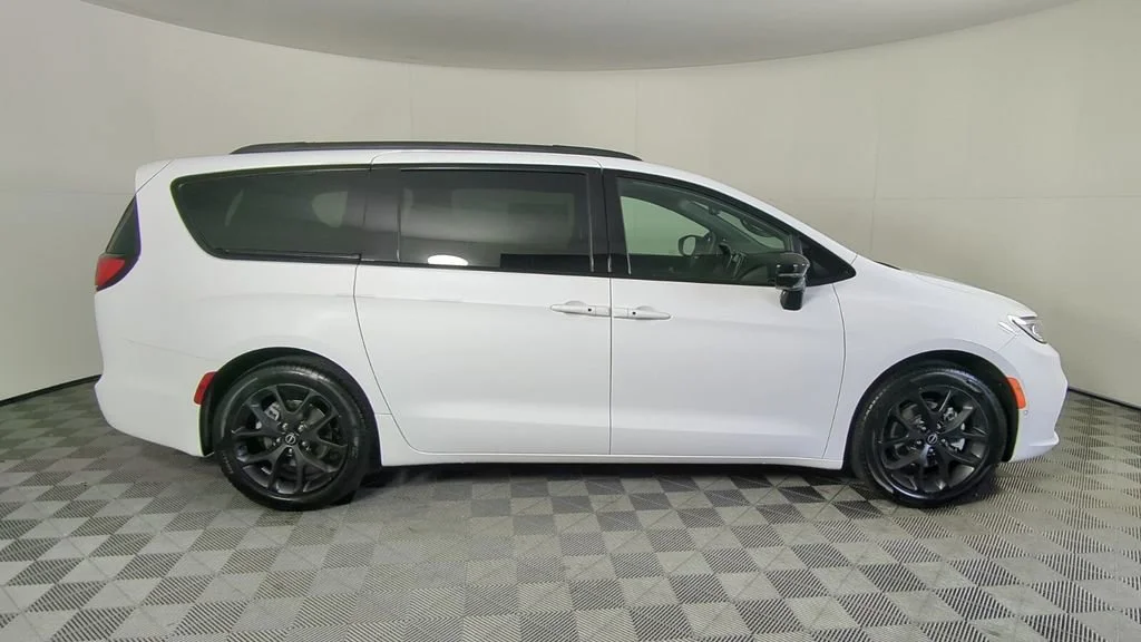 New 2026 Bright White Clear-Coat Exterior Paint Chrysler Select image 4