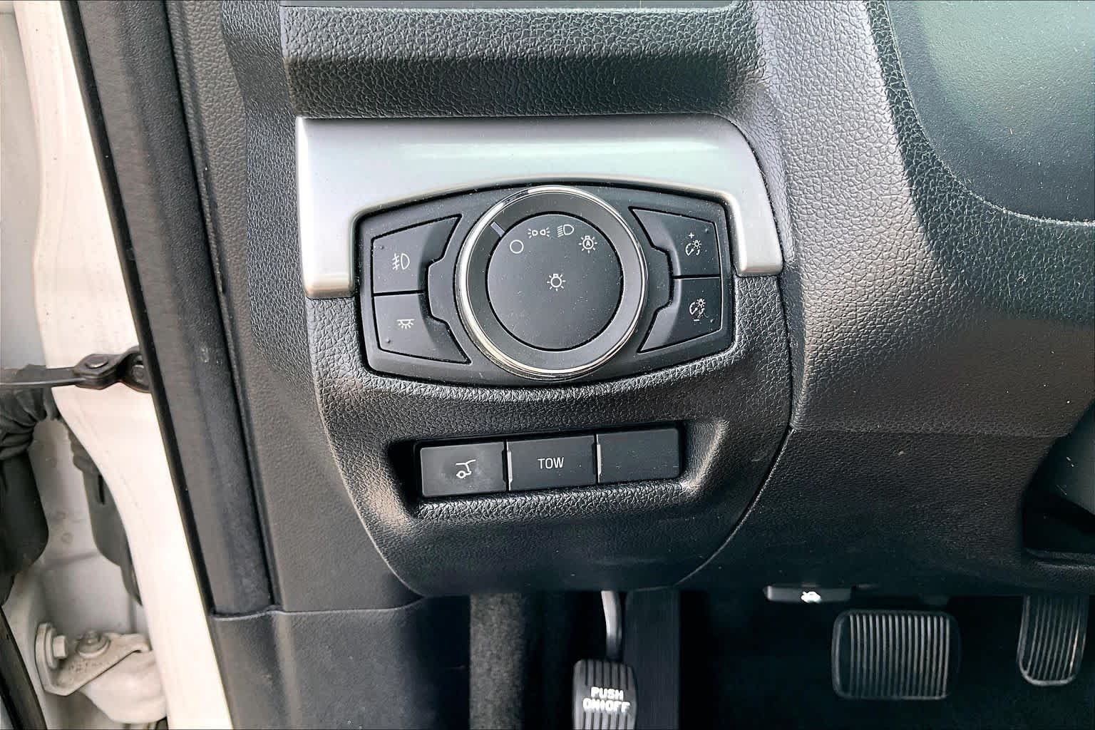 Used 2017 White Platinum Metallic Tri-Coat Ford XLT image 32