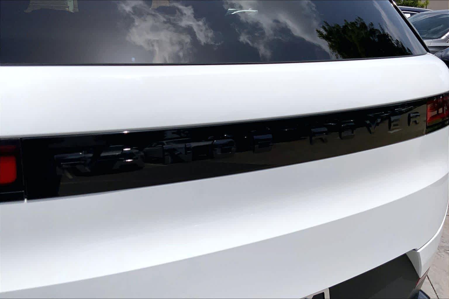 Used 2025 Fuji White Land Rover SE image 31