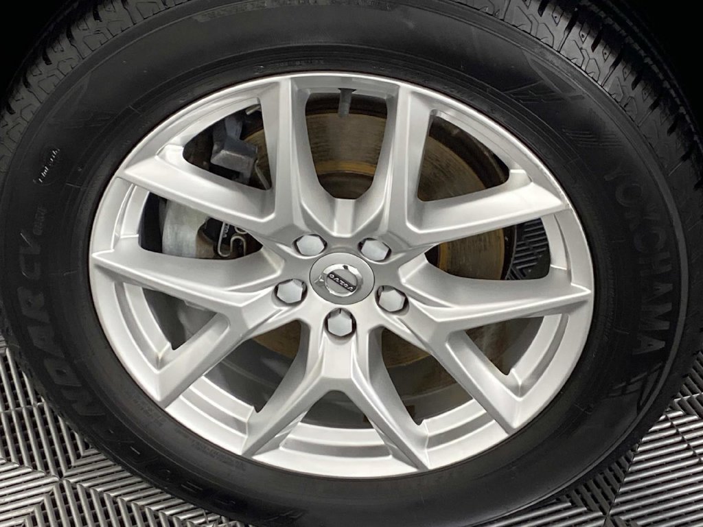 Used 2019 Silver Volvo T5 Momentum image 23