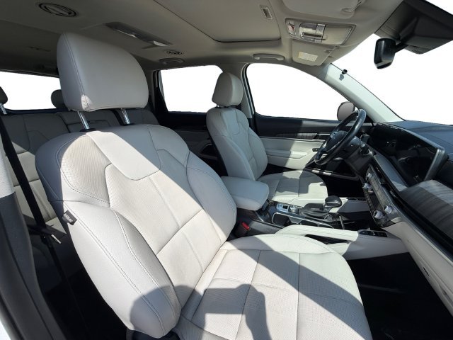 Used 2023 White Kia EX image 16