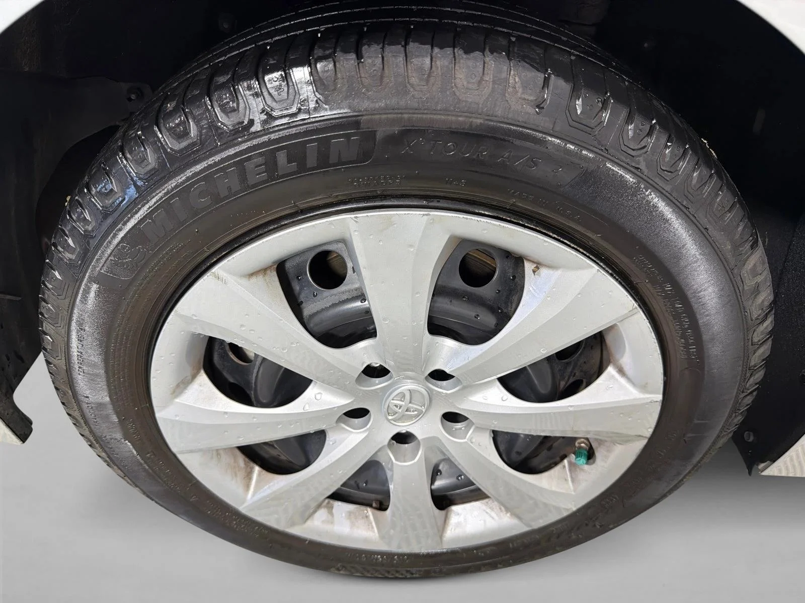 Used 2020 White Toyota LE image 17