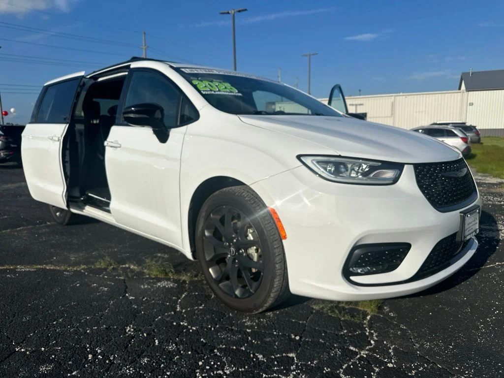 Used 2025 White Chrysler Limited image 33