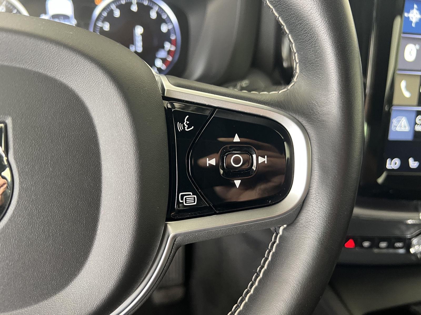 Used 2020 Onyx Black Metallic Volvo Momentum image 13