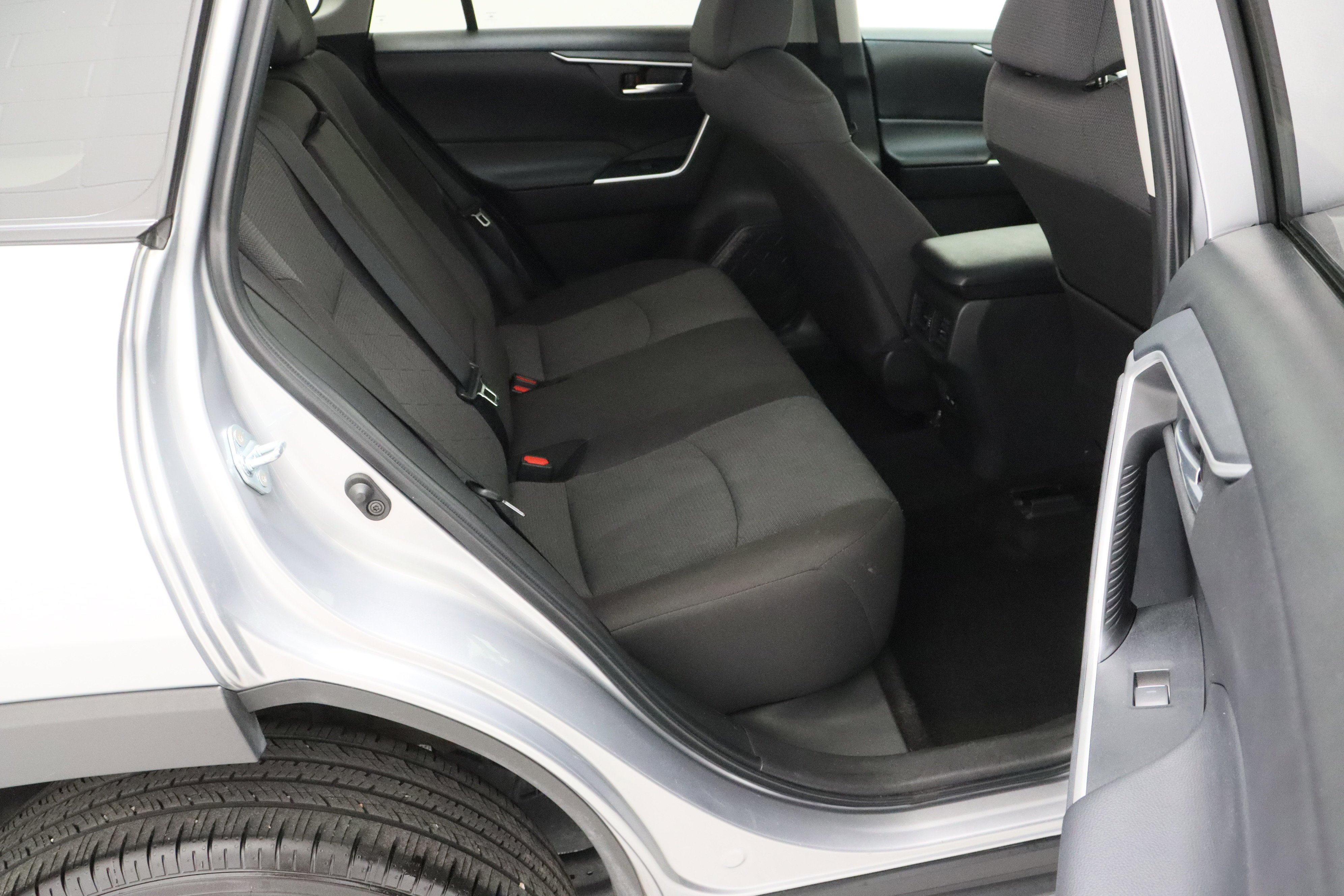 Used 2025 Silver Sky Metallic Toyota XLE 2.5L image 34