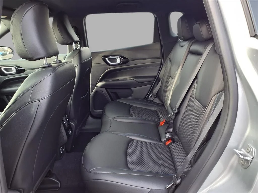 New 2026 Silver Zynith Metallic Clearcoat Jeep Latitude image 20