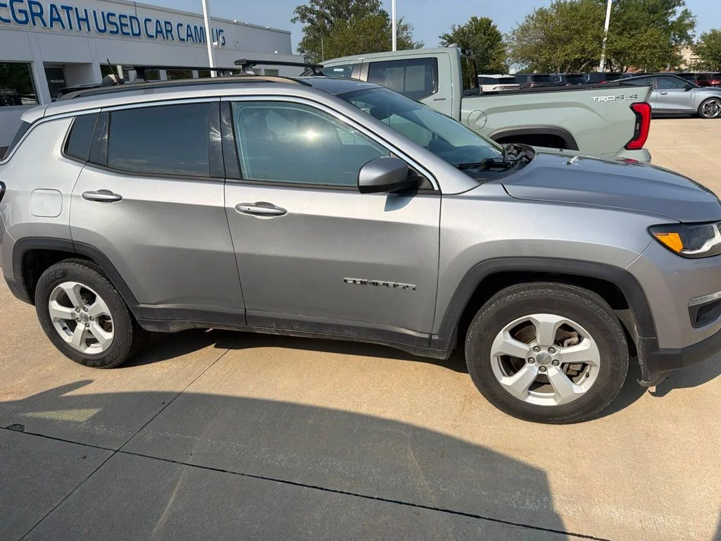 Used 2018 Silver Jeep Latitude image 4