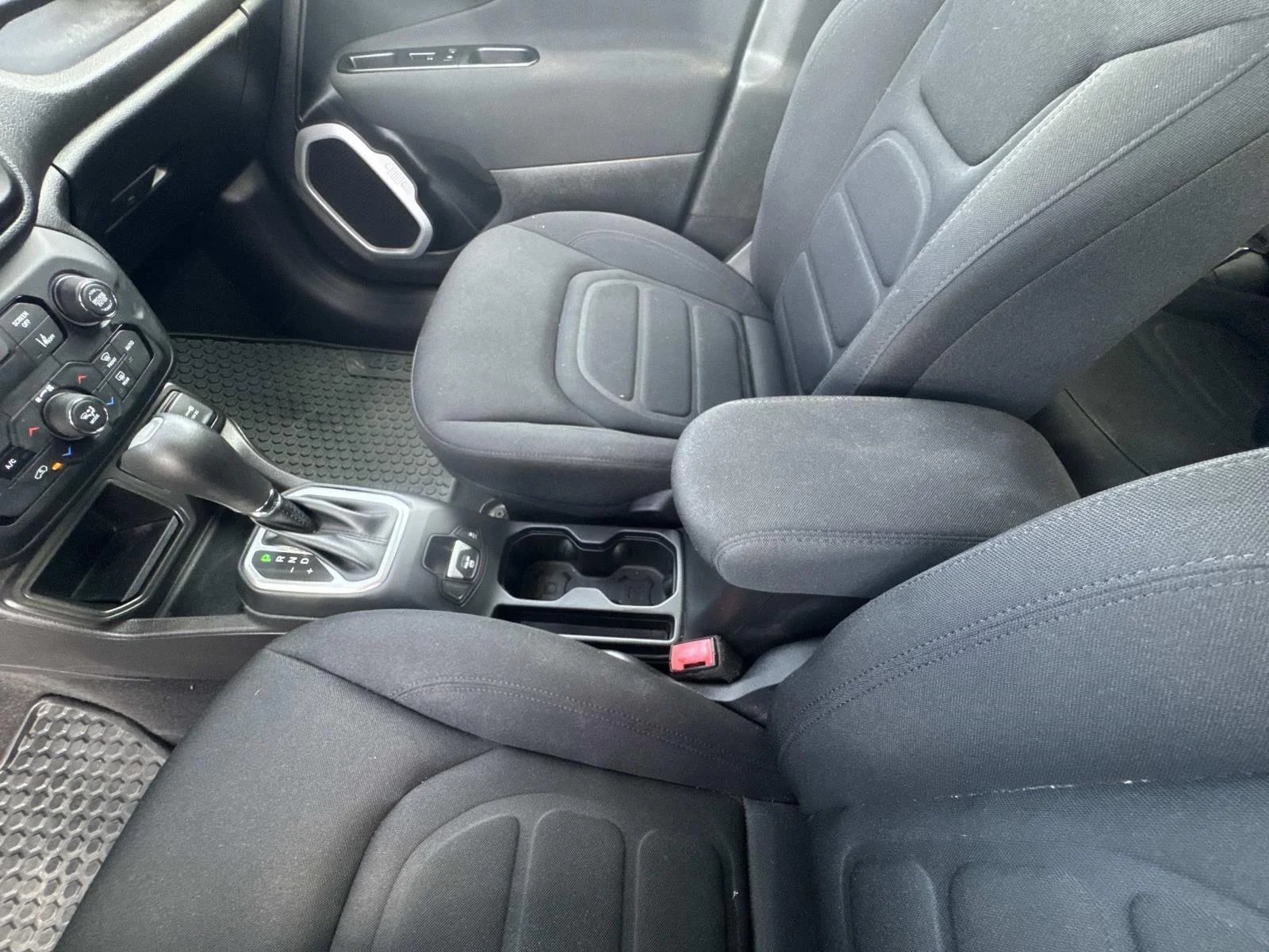 Used 2021 Granite Crystal Metallic Clearcoat Jeep Latitude FWD image 24