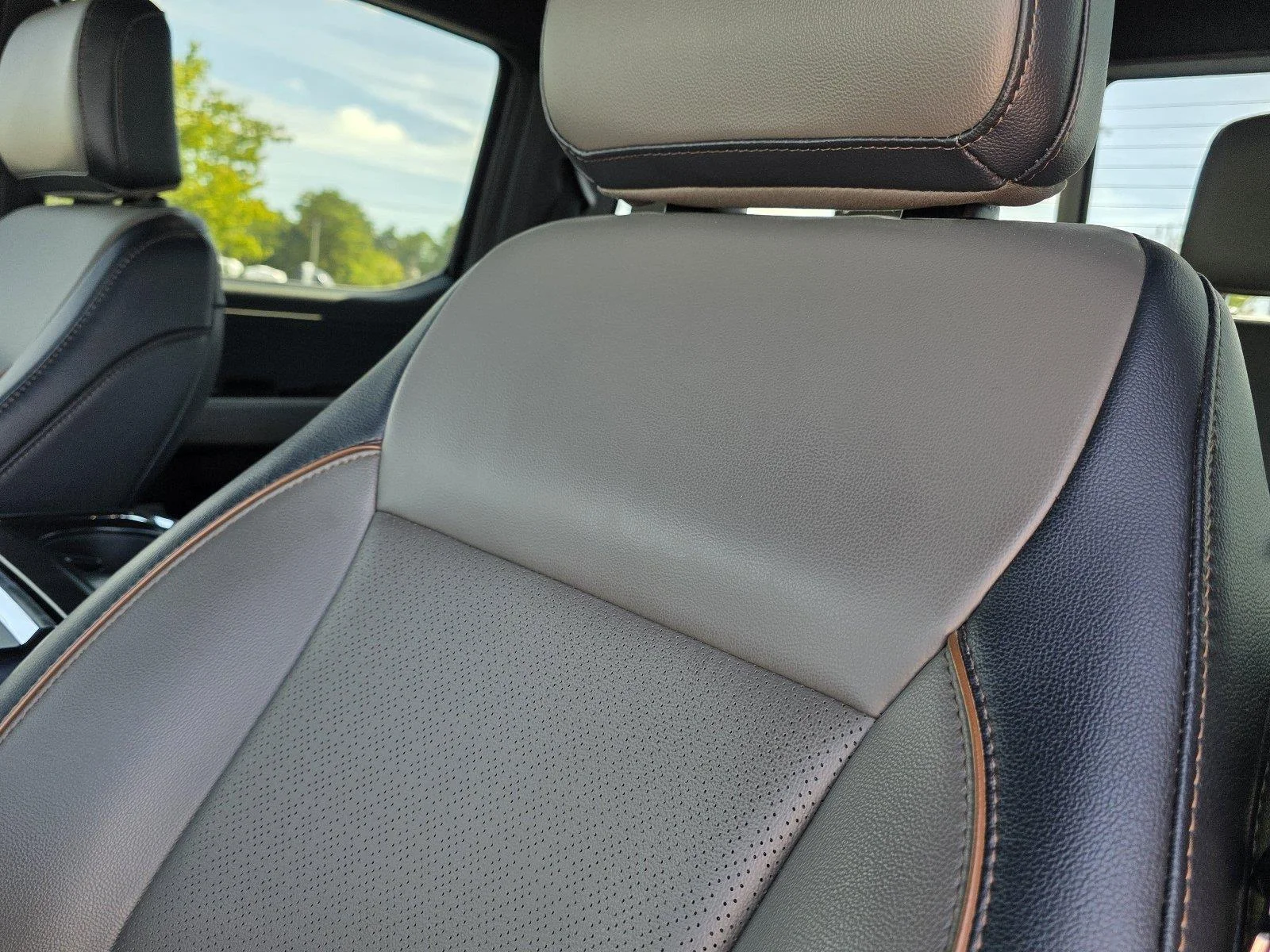 Used 2025 Carbonized Gray Ford LARIAT image 24