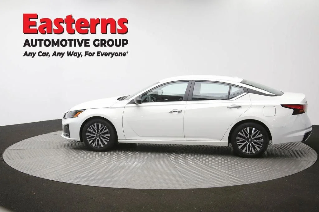 Used 2025 White Nissan 2.5 SV image 64