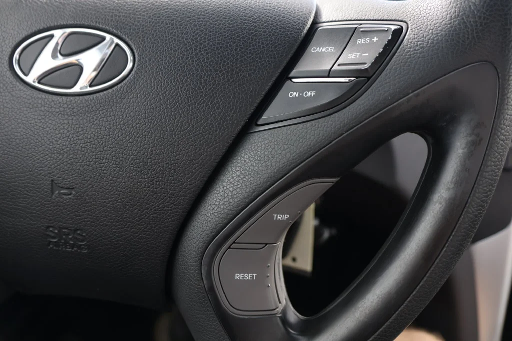 Used 2011 Radiant Silver Metallic Hyundai GLS image 12