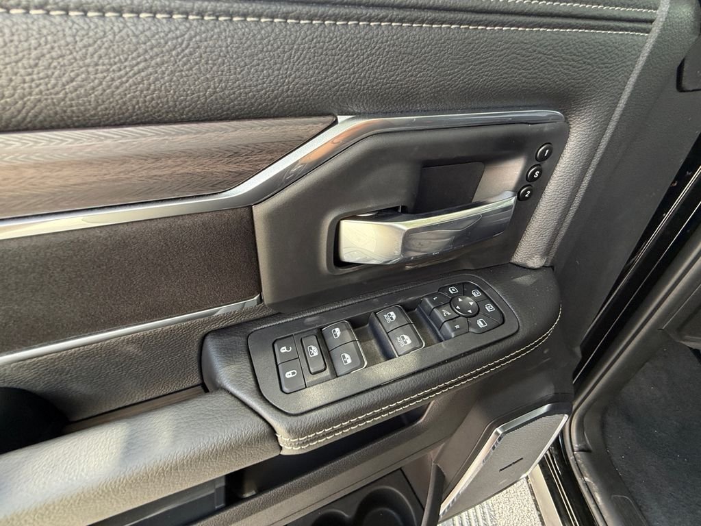 New 2026 Diamond Black Crystal Pearl-Coat Exterior Paint RAM Laramie image 11