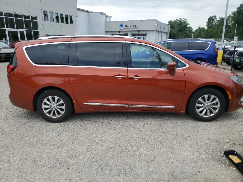 Used 2018 Copper Pearlcoat Chrysler Touring L Plus image 5