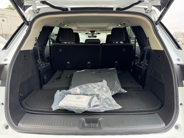 New 2026 RADIANT WHITE INFINITI Luxe FWD image 38
