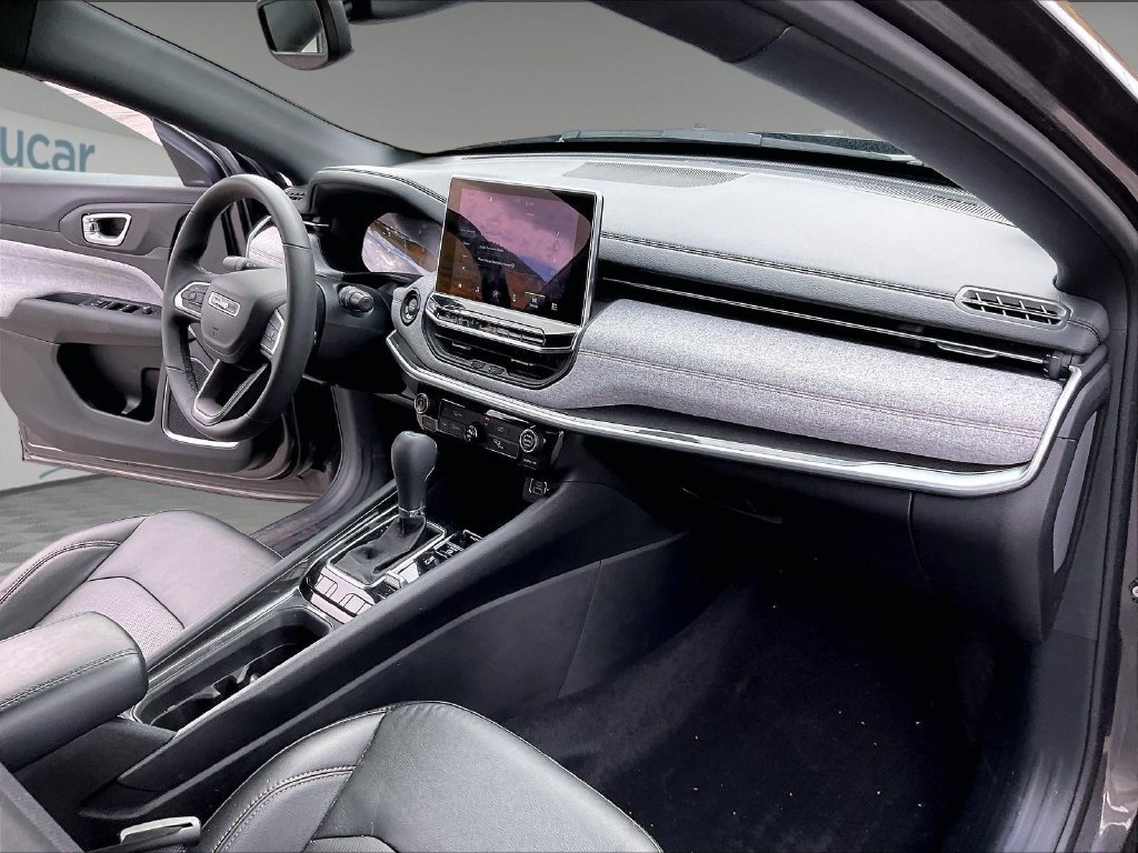 Used 2023 Granite Crystal Metallic Clearcoat Jeep Latitude Lux image 14