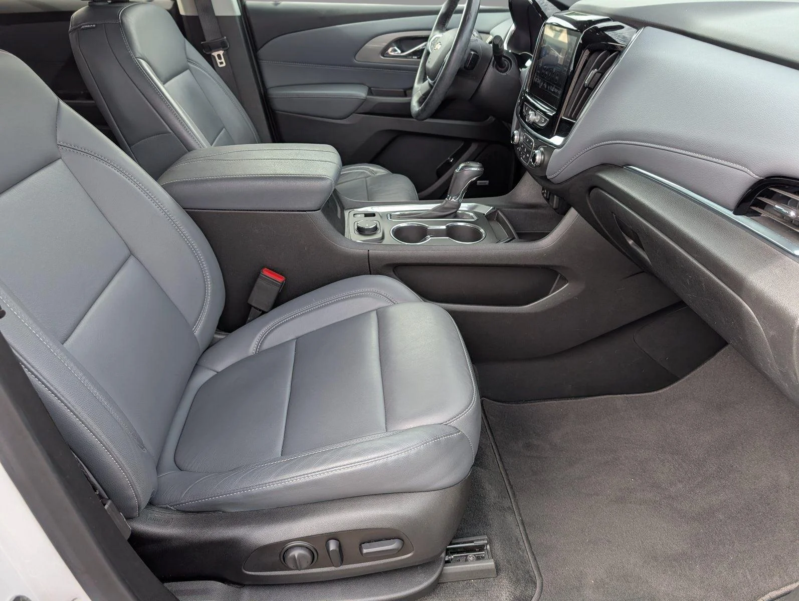 Used 2020 IRIDESCENT PEARL TRICOAT Chevrolet LT Leather image 40