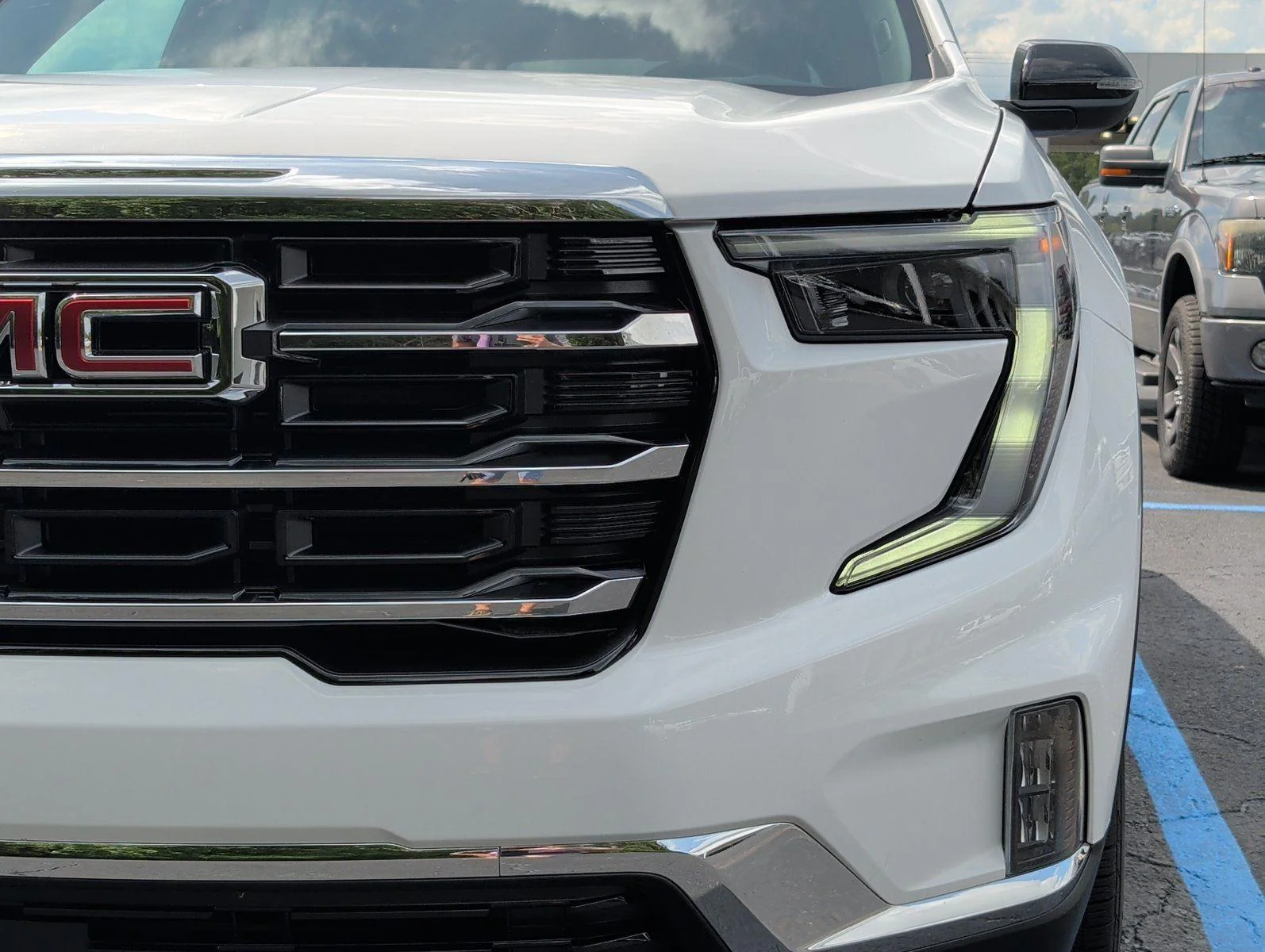 New 2026 Summit White GMC Elevation image 29