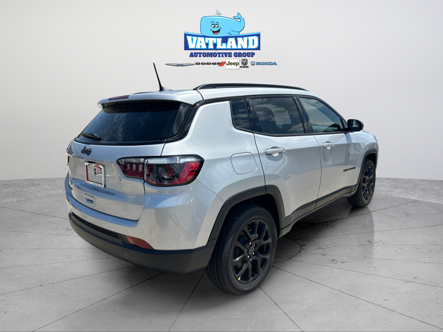 New 2026 Silver Zynith Metallic Clear-Coat Exterior Paint Jeep Latitude image 5