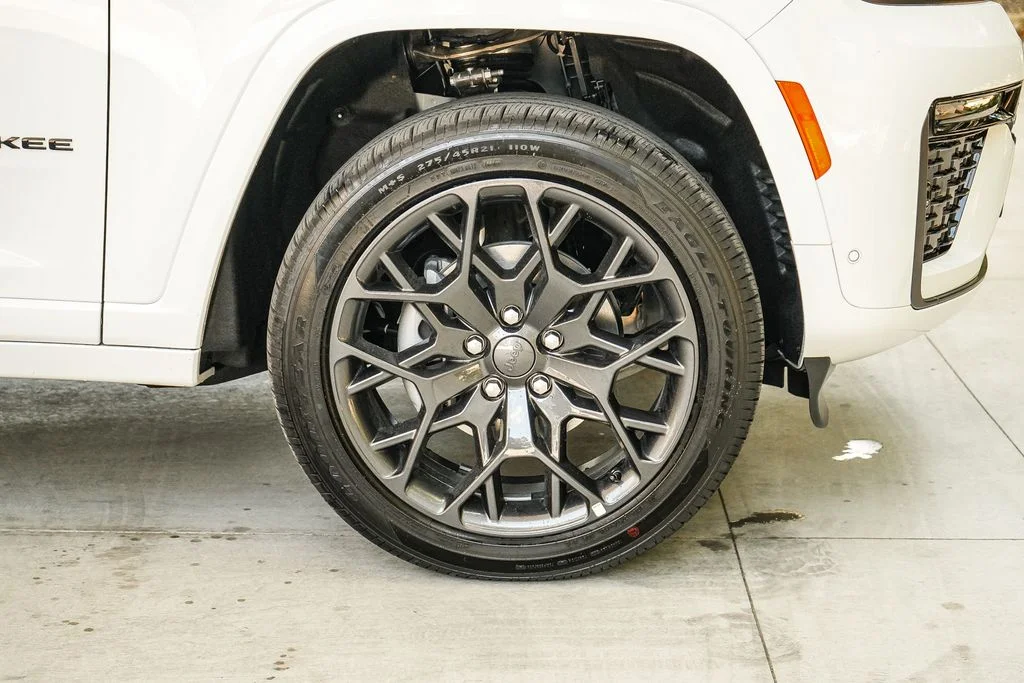 New 2026 Bright White Clear-Coat Exterior Paint Jeep Summit image 11