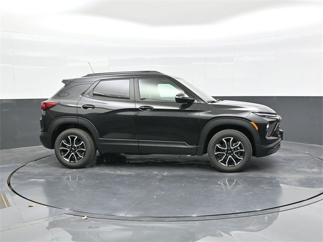 New 2026 Mosaic Black Metallic Chevrolet ACTIV image 8