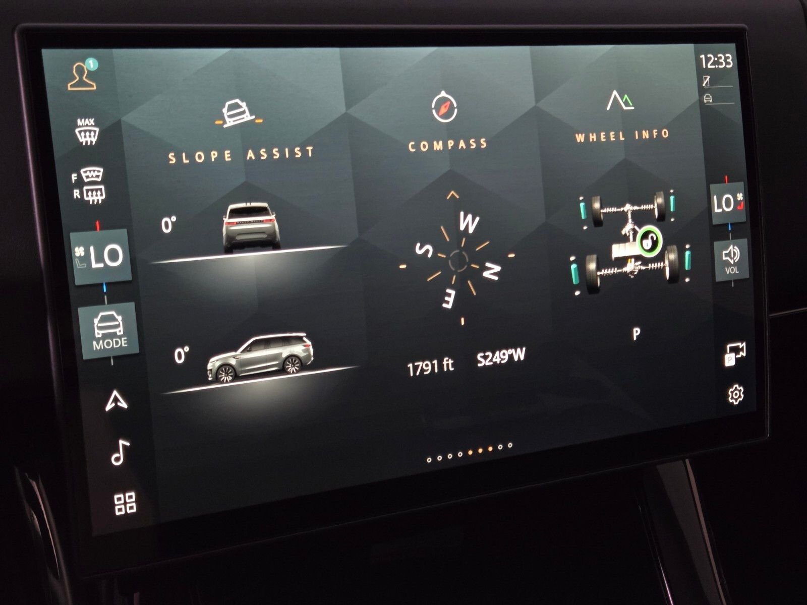New 2026 Santorini Black Land Rover Dynamic SE image 30