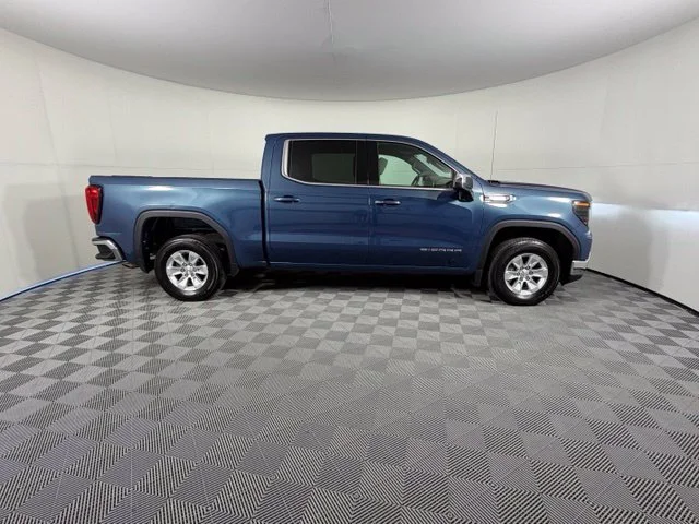 Used 2024  GMC SLE image 6
