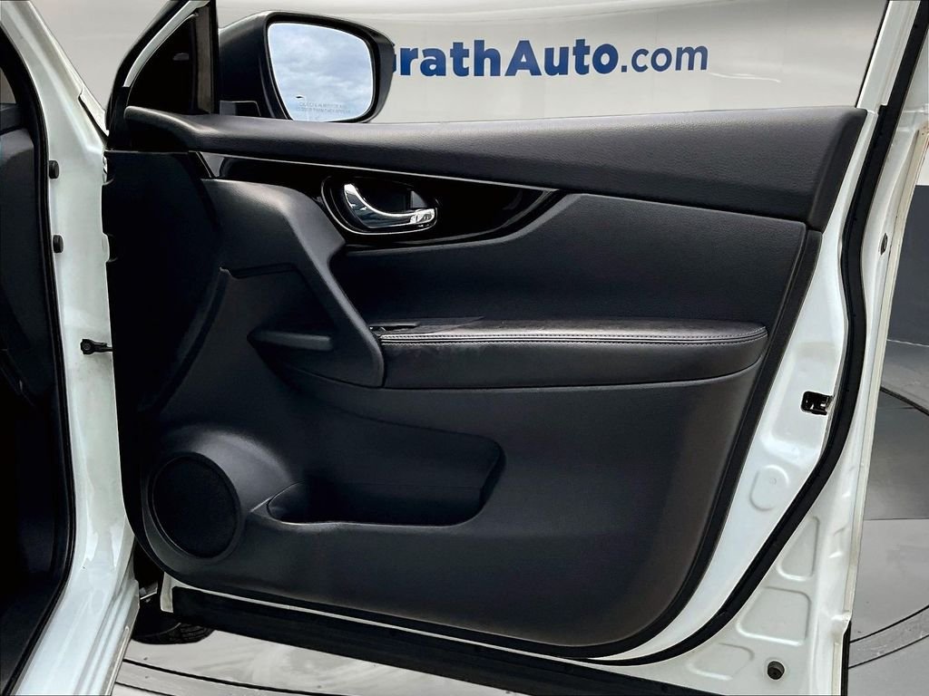 Used 2022 White Nissan SV image 30