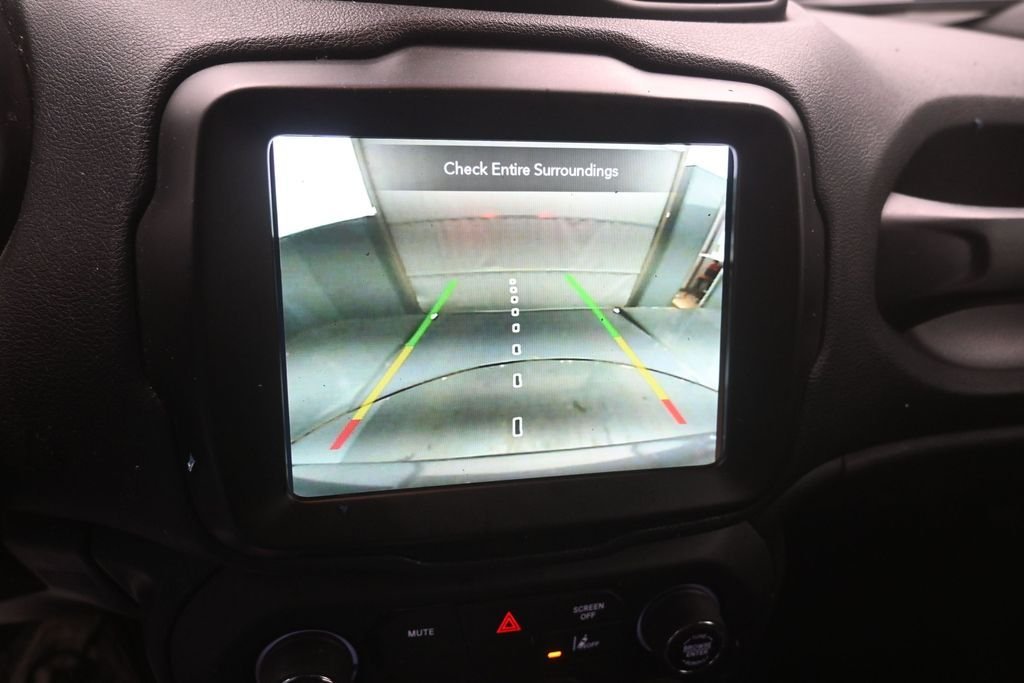 Used 2022 Gray Jeep Altitude image 9