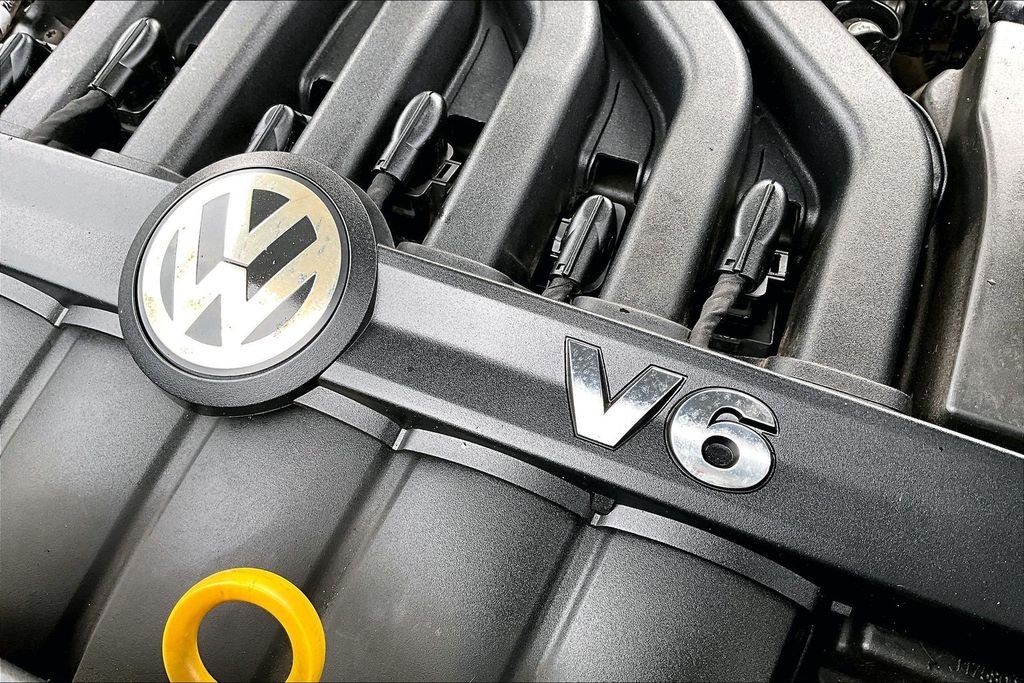 Used 2019 Black Volkswagen 3.6L V6 SE image 35