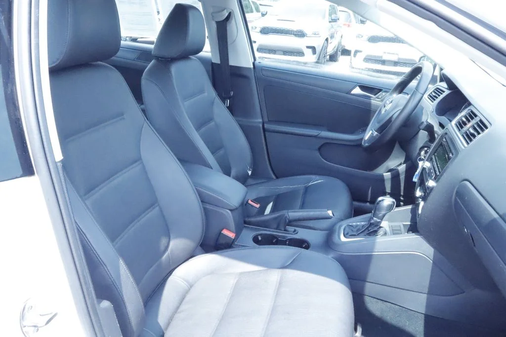 Used 2012 White Volkswagen 2.5L SE image 11