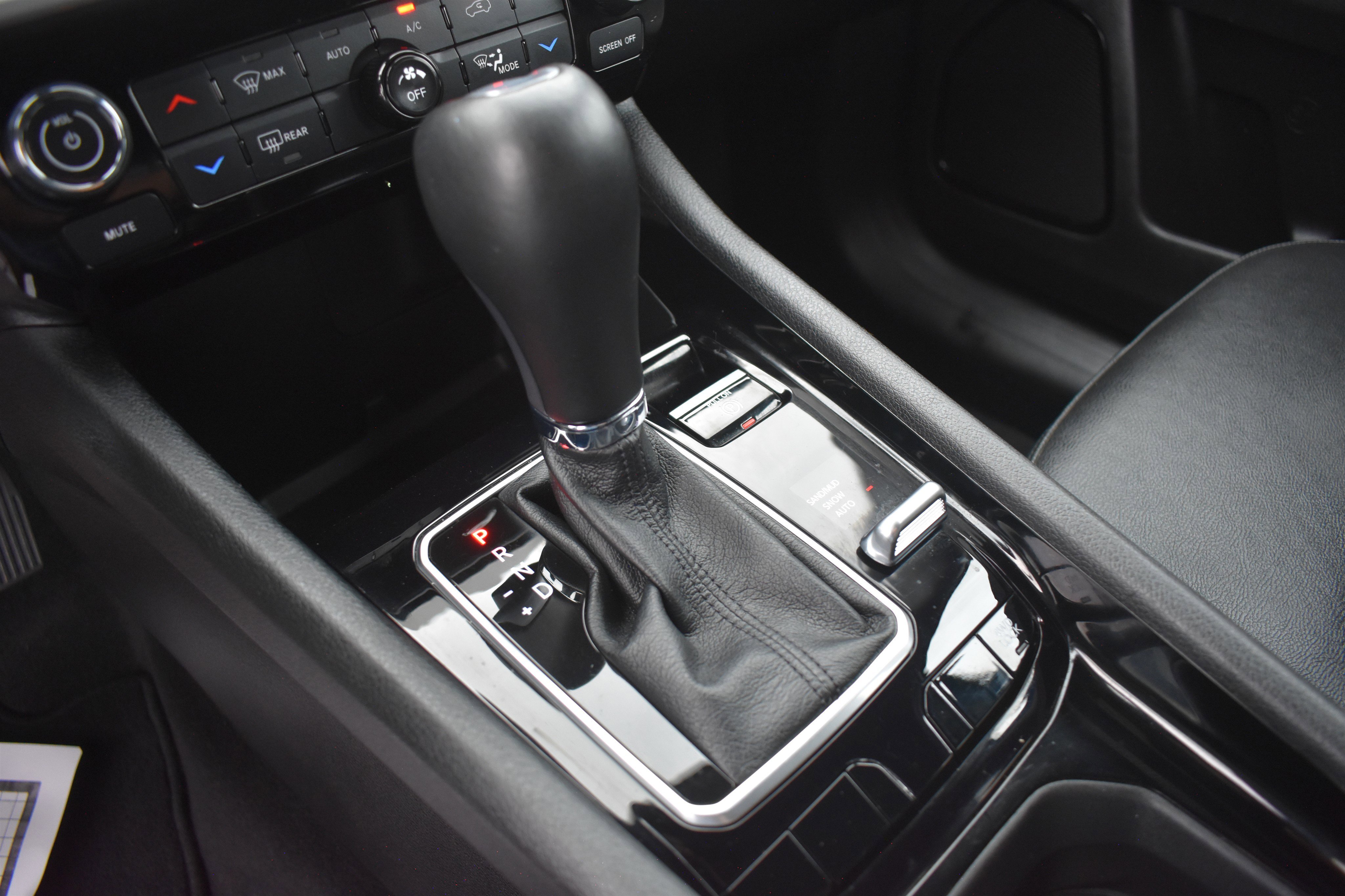 Used 2025 Hydro Blue Pearlcoat Jeep Limited image 28