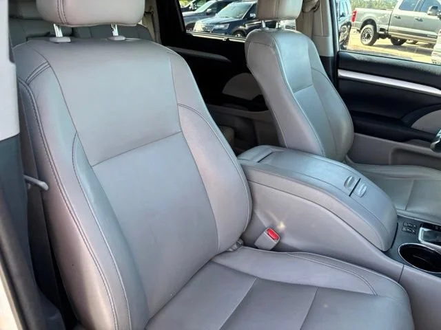 Used 2017 White Toyota XLE image 25