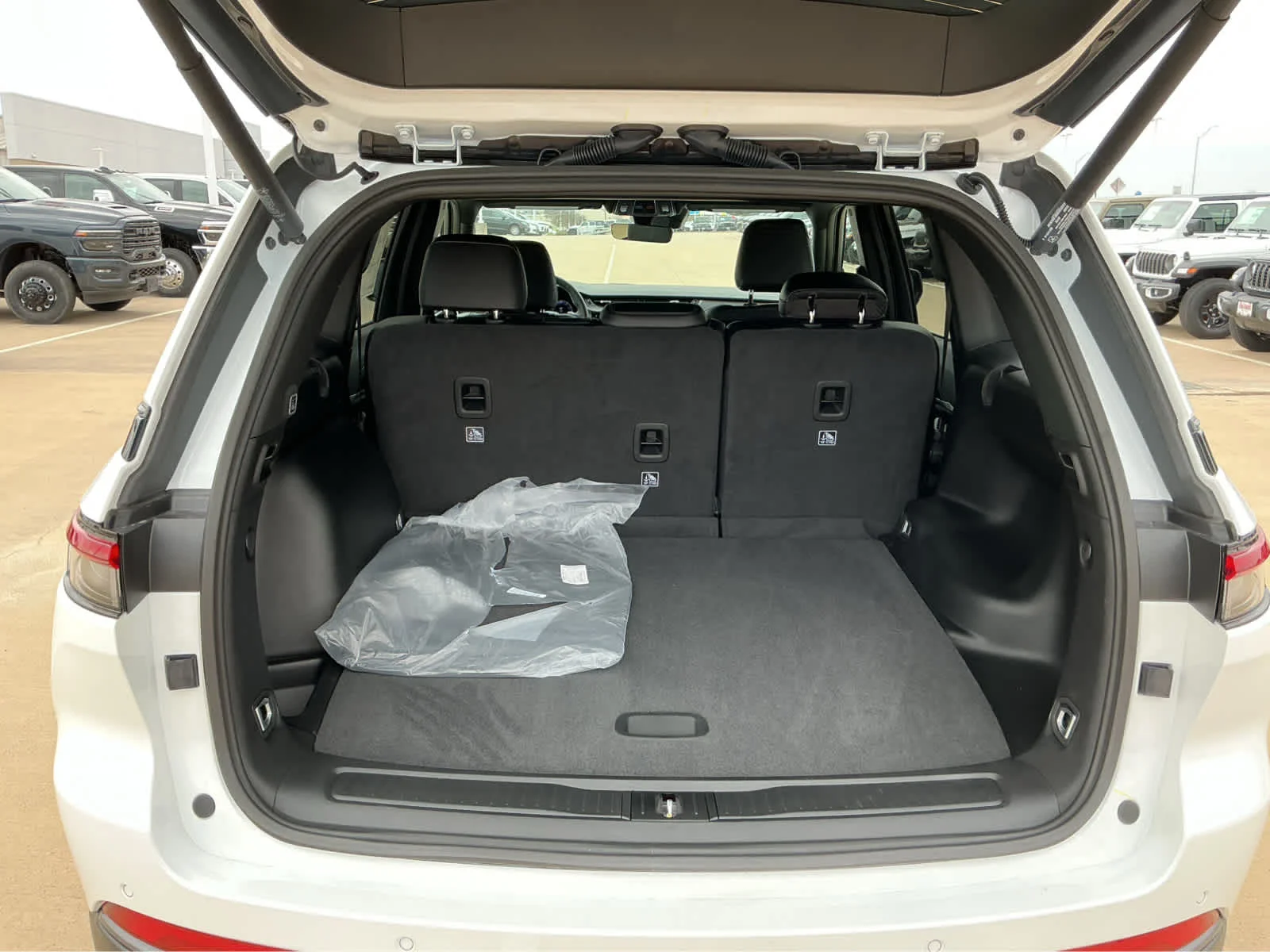 New 2026 Bright White Clear-Coat Exterior Paint Jeep Laredo Altitude image 16