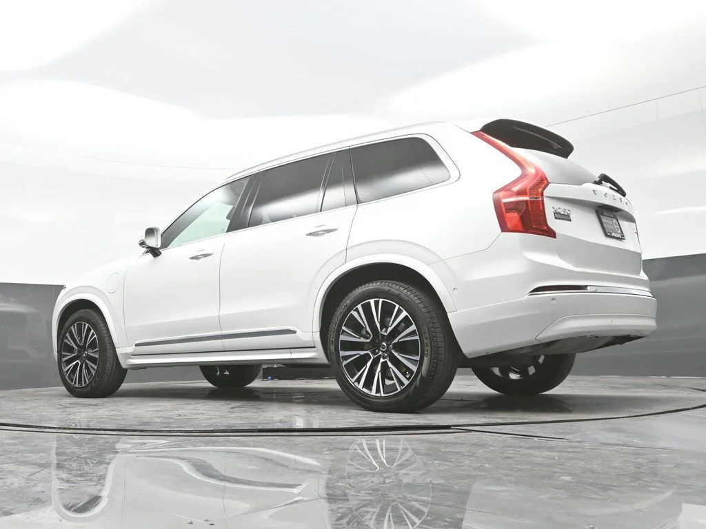 Certified Used 2025 Crystal White Volvo Plus image 31