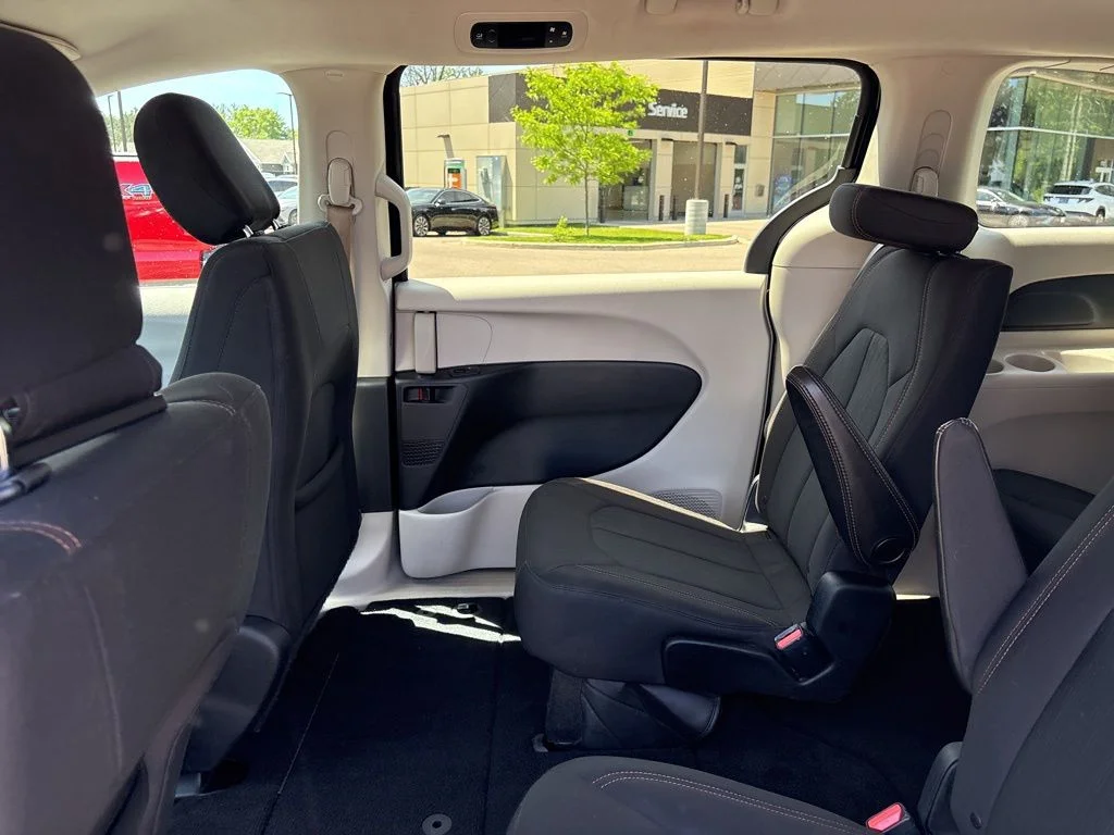 Used 2017 Brilliant Black Crystal Pearlcoat Chrysler Touring image 23