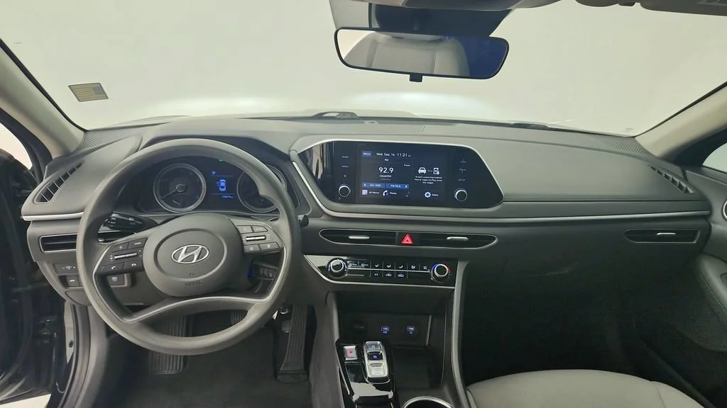Used 2021 Black Hyundai SE image 19