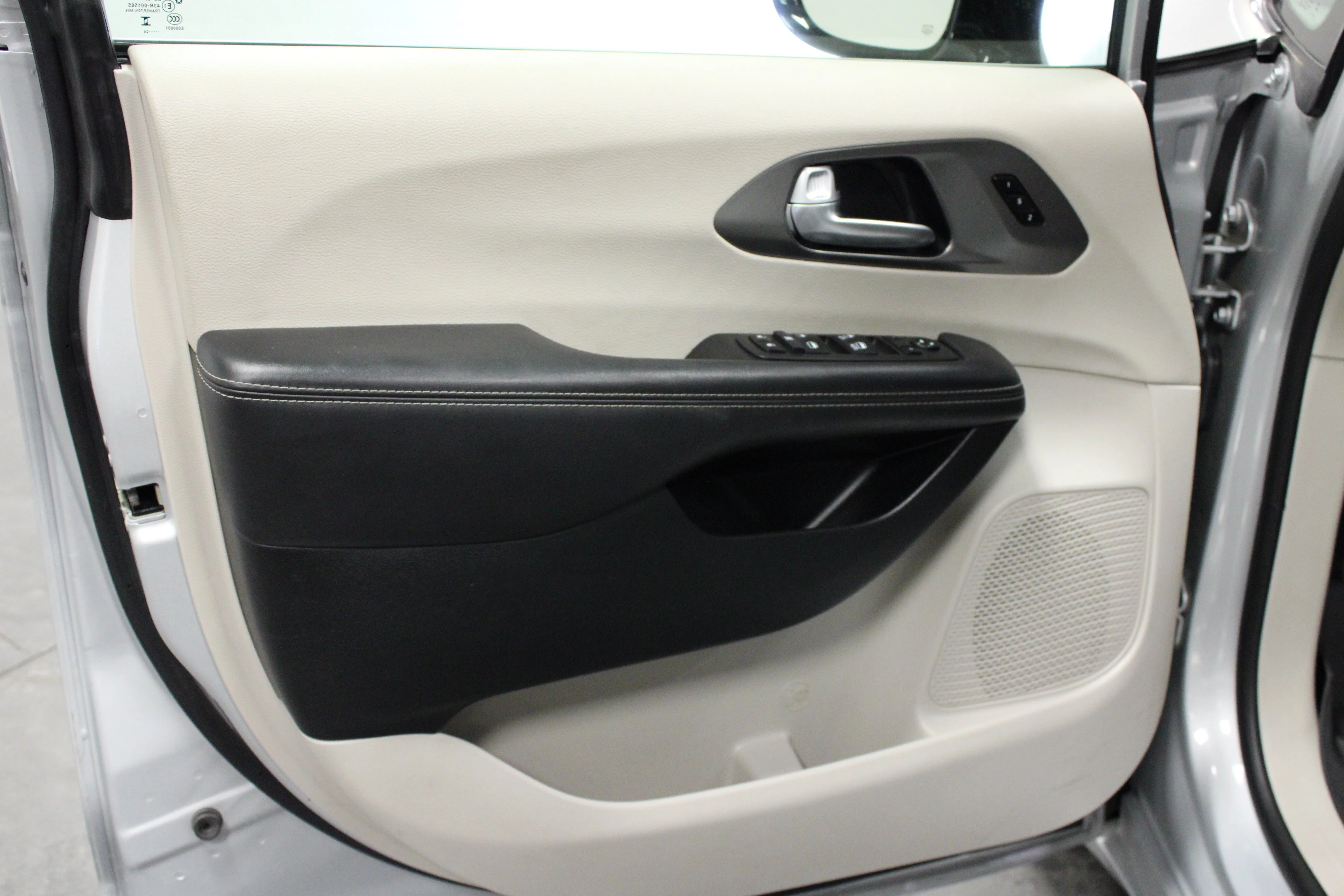 Used 2024 Silver Mist Clearcoat Chrysler Touring L image 11