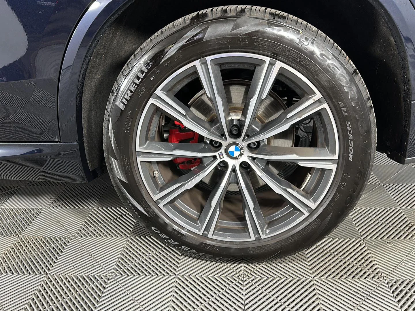 Used 2025 Carbon Black Metallic BMW xDrive40i image 6