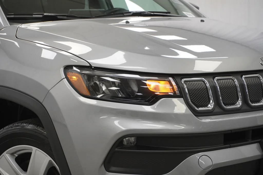 Certified Used 2022 Silver Jeep Latitude image 5