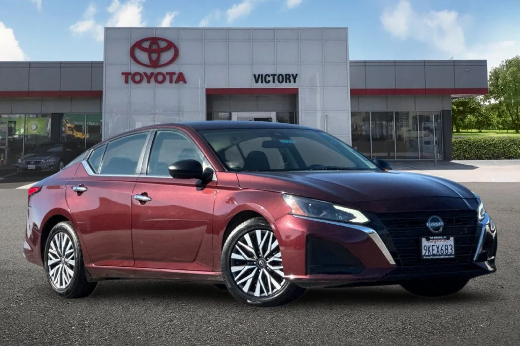 Used 2024 Garnet Pearl Nissan 2.5 SV image 2